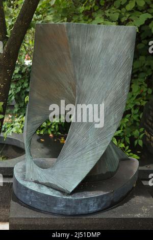 Bronzeskulptur des in Russland geborenen französischen Bildhauers Antoine Pevsner (1884-1962), die neben seinem Grab auf dem russischen Friedhof in Sainte-Geneviève-des-Bois (Cimetière russe de Sainte-Geneviève-des-Bois) in der Nähe von Paris, Frankreich, aufgestellt wurde. Stockfoto