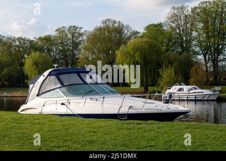 Eton, Windsor, Britannien. 19.. April 2022. Boote vertäuten auf dem Brocas in Eton. Nach einem schönen warmen Osterwochenende waren die Temperaturen heute morgen bei 13 Grad kühler. Quelle: Maureen McLean/Alamy Live News Stockfoto