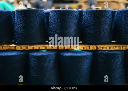 Baumwollgarne oder -Fäden auf Spulenspulen in der Baumwollgarnfabrik. Stockfoto
