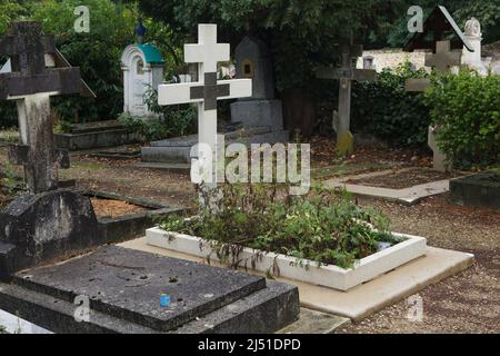 Grab des russischen Adligen Prinz Felix Yusupov (1887-1967) auf dem russischen Friedhof in Sainte-Geneviève-des-Bois (Cimetière russe de Sainte-Geneviève-des-Bois) in der Nähe von Paris, Frankreich. Prinz Felix Yusupov ist vor allem dafür bekannt, an der Attentat auf Grigori Rasputin beteiligt zu sein. Seine Mutter Prinzessin Zinaida Yusupova und seine Gattin Prinzessin Irina Alexandrowna aus der Romanow-Dynastie sind hier neben anderen Verwandten begraben. Stockfoto