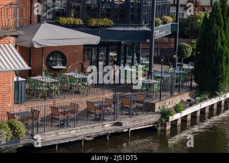 Eton, Windsor, Britannien. 19.. April 2022. Tische vor der Cote Brasserie in Eton. Nach einem schönen warmen Osterwochenende waren die Temperaturen heute morgen bei 13 Grad kühler. Quelle: Maureen McLean/Alamy Live News Stockfoto