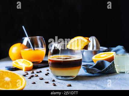 Kaffee mit Orangensaft und Karamellsirup Stockfoto