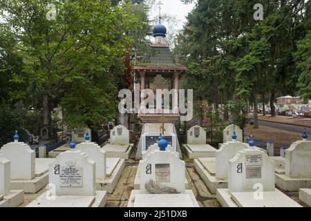 Gedenkkapelle für den russischen General Michail Aleksejew und Gräber der Alexejewzy auf dem russischen Friedhof in Sainte-Geneviève-des-Bois (Cimetière russe de Sainte-Geneviève-des-Bois) in der Nähe von Paris, Frankreich. Alexejewzy war der Name der Mitglieder der Partisanen General Alexejew Infanterie-Division der Weißen Armee während des russischen Bürgerkrieges, benannt nach dem russischen General Michail Aleksejew. Stockfoto