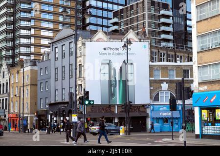 Apple Green iPhone 13 Pro Werbetafel Commercial Street corner with Norton Folgate Traffic intersection in Shoreditch London E2 UK KATHY DEWITT Stockfoto