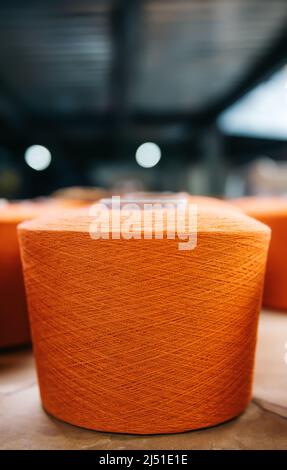 Baumwollgarne oder -Fäden auf Spulenspulen in der Baumwollgarnfabrik. Stockfoto