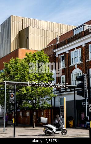 Epsom Surrey London, 17 2022. April, Eingang zum Epsom Square mit Motorroller, der auf dem Bürgersteig geparkt ist Stockfoto
