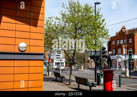 Epsom Surrey London, Großbritannien, April 17 2022, Moderne und alte traditionelle Architektur im Stadtzentrum von Epsom Stockfoto