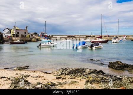 Boote, die bei Flut an der Nordküste im Hafen von Cemaes festgemacht wurden. Cemaes Bay, Cemaes, Isle of Anglesey, Nordwales, Großbritannien, Großbritannien Stockfoto