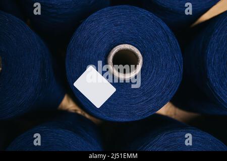 Baumwollgarne oder -Fäden auf Spulenspulen in der Baumwollgarnfabrik. Stockfoto