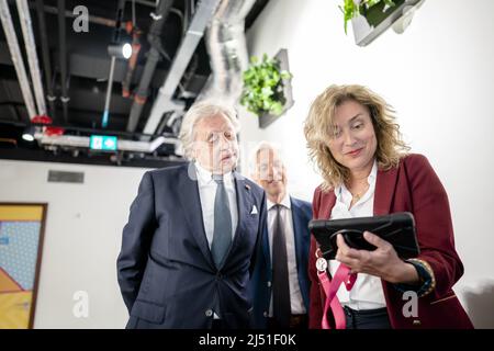 2022-04-19 12:35:45 DEN HAAG - (VLNR) Ed Nijpels, Vorsitzender des ProDemos-Aufsichtsrates, Eric Stokkink, Direktor von ProDemos, und Kammer-Vorsitzende Vera Bergkamp bei der Eröffnung des zweiten ProDemos-Standorts in New Babylon, in der Nähe des temporären Repräsentantenhauses. Das Informationszentrum erklärt, wie Demokratie und Rechtsstaatlichkeit funktionieren und organisiert unter anderem Führungen durch den Binnenhof. ANP BART GRÖSSE niederlande out - belgien out Stockfoto