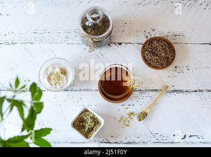 Hanfprodukte: Tee, geschälte und ganze Samen, Joghurt mit Samen, Cannabispflanze Stockfoto