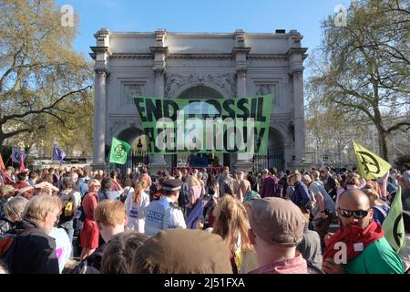 London, Großbritannien. 16. April 2022. Extinction Rebellion (XR)-Aktivisten sprangen auf eine Schwarze Limousine und saßen auf dem Boden und klebten sich in Marble Arch. Später wurde ein Transparent mit der Aufschrift ‘'Stop fossile Brennstoffe now' auf den Bogen gesetzt. Der heutige Tag war Teil einer einwöchigen Welle von Protesten und zivilen Ungehorsamsmaßnahmen, die die britische Regierung angesichts der Klimakrise und der ökologischen Notlage dazu aufforderte, die gesamte neue Infrastruktur für fossile Brennstoffe sofort zu stoppen. Stockfoto