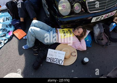 London, Großbritannien. 16. April 2022. Extinction Rebellion (XR)-Aktivisten sprangen auf eine Schwarze Limousine und saßen auf dem Boden und klebten sich in Marble Arch. Später wurde ein Transparent mit der Aufschrift ‘'Stop fossile Brennstoffe now' auf den Bogen gesetzt. Der heutige Tag war Teil einer einwöchigen Welle von Protesten und zivilen Ungehorsamsmaßnahmen, die die britische Regierung angesichts der Klimakrise und der ökologischen Notlage dazu aufforderte, die gesamte neue Infrastruktur für fossile Brennstoffe sofort zu stoppen. Stockfoto