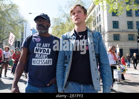 London, Großbritannien. 16. April 2022. Extinction Rebellion (XR)-Aktivisten sprangen auf eine Schwarze Limousine und saßen auf dem Boden und klebten sich in Marble Arch. Später wurde ein Transparent mit der Aufschrift ‘'Stop fossile Brennstoffe now' auf den Bogen gesetzt. Der heutige Tag war Teil einer einwöchigen Welle von Protesten und zivilen Ungehorsamsmaßnahmen, die die britische Regierung angesichts der Klimakrise und der ökologischen Notlage dazu aufforderte, die gesamte neue Infrastruktur für fossile Brennstoffe sofort zu stoppen. Stockfoto