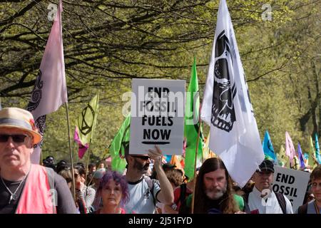 London, Großbritannien. 16. April 2022. Extinction Rebellion (XR)-Aktivisten sprangen auf eine Schwarze Limousine und saßen auf dem Boden und klebten sich in Marble Arch. Später wurde ein Transparent mit der Aufschrift ‘'Stop fossile Brennstoffe now' auf den Bogen gesetzt. Der heutige Tag war Teil einer einwöchigen Welle von Protesten und zivilen Ungehorsamsmaßnahmen, die die britische Regierung angesichts der Klimakrise und der ökologischen Notlage dazu aufforderte, die gesamte neue Infrastruktur für fossile Brennstoffe sofort zu stoppen. Stockfoto