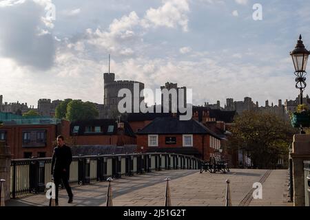 Windsor, Großbritannien. 19.. April 2022. Ein Mann geht über die Windor Bridge. Nach einem heißen und sonnigen Wochenende war es heute Morgen in Windsor kühler. Quelle: Maureen McLean/Alamy Live News Stockfoto