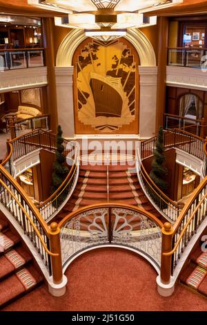 Der Hafenbogen der ursprünglichen Queen Elizabeth, dargestellt in der Intarsien von David Linley und Teil der Grand Lobby des neuen Queen Elizabeth-Kreuzfahrtschiffs Stockfoto