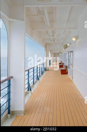 Das Promenadendeck von Cunards luxuriösem Kreuzfahrtschiff, RMS Queen Elizabeth Stockfoto