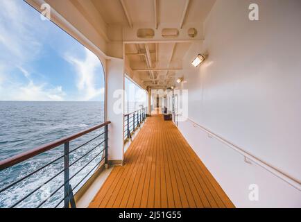 Das Promenadendeck von Cunards luxuriösem Kreuzfahrtschiff, RMS Queen Elizabeth Stockfoto