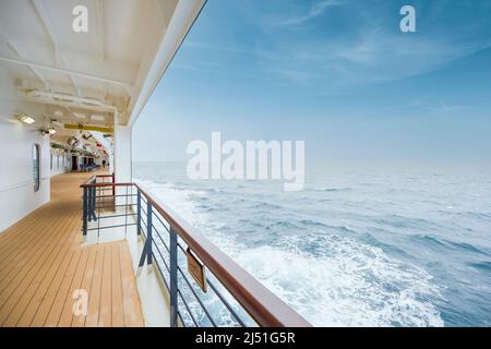 Das Promenadendeck von Cunards luxuriösem Kreuzfahrtschiff, RMS Queen Elizabeth Stockfoto