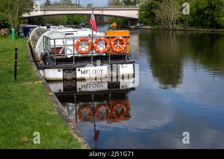 Windsor, Großbritannien. 19.. April 2022. Das schwimmende Restaurant Melody liegt in Windsor. Nach einem heißen und sonnigen Wochenende war es heute Morgen in Windsor kühler. Quelle: Maureen McLean/Alamy Live News Stockfoto