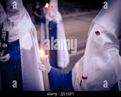 Büßer, Teilnehmer Einer Osterprozession Am Gründonnerstag 4/14/2022 In Algeciras, Andalusien, Spanien, Europa. Stockfoto