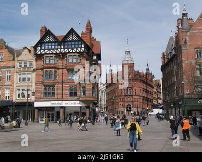 Blick auf die Queen und King Street vom belebten Old Market Square Nottingham City Centre England, Großbritannien Stockfoto