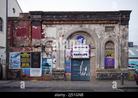 Eine Wandfassade in der Seel Street, Liverpool, gibt es kein Gebäude dahinter, nur einen Parkplatz Stockfoto