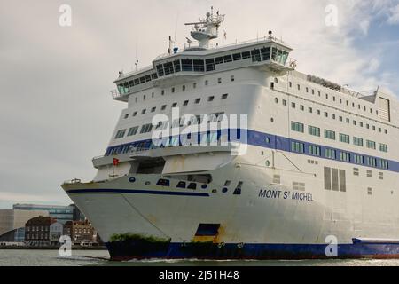 Brittany Ferries Autofähre 'Mont St.Michel', die in Portsmouth, Hampshire, England, in den Hafen einfährt. Mit Gewürzinsel im Hintergrund. Vom Boot aus gesehen Stockfoto