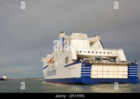 Brittany Ferries Autofähre 'Mont St. Michel' nähert sich dem Hafen in Portsmouth, Hampshire, England. Vom Boot aus gesehen auf dem Wasser. Stockfoto