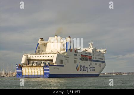 Brittany Ferries Autofähre 'Mont St. Michel' nähert sich dem Hafen in Portsmouth, Hampshire, England. Vom Boot aus gesehen auf dem Wasser. Stockfoto