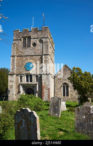 Die historische mittelalterliche Kirche St. Peter und St. Paul im Dorf Appledore in Kent, Südostengland Stockfoto