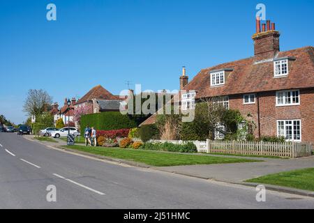 Alte Häuser entlang der Hauptstraße in Appledore, Kent, Südostengland, im Frühling Stockfoto