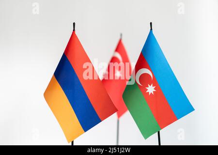 Staatsflaggen von Aserbaidschan Armenien und der Türkei auf hellem Hintergrund. Karabach Konflikt Konzept Stockfoto