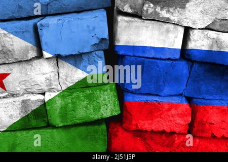 Konzept der Beziehung zwischen Dschibuti und Russland mit zwei bemalten Fahnen auf einer beschädigten Ziegelwand Stockfoto