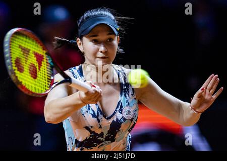 Stuttgart, Deutschland. 19. April 2022. Tennis: WTA Tour - Stuttgart, Singles, Frauen, 1. Runden, Golubic (Schweiz) - Lys (Deutschland). Eva Lys in Aktion. Quelle: Tom Weller/dpa/Alamy Live News Stockfoto