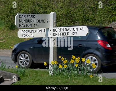 Traditionelles hölzerner Straßenschild im Dorf Warter in East Yorkshire, England Stockfoto