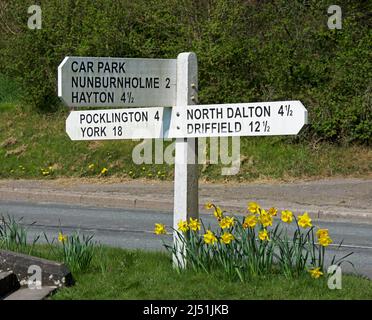 Traditionelles hölzerner Straßenschild im Dorf Warter in East Yorkshire, England Stockfoto