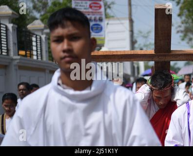 Christliche Anhänger nehmen an der Nachstellung der Kreuzigung Jesu Christi und seines Todes auf Golgatha am Karfreitag in Agartala Teil. Tripura, Indien. Stockfoto