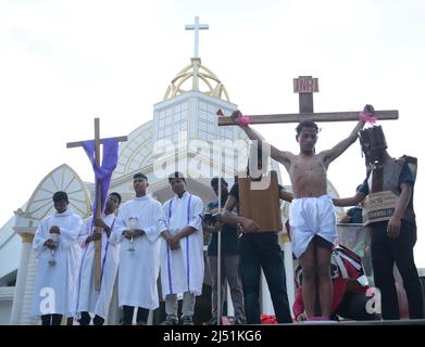 Christliche Anhänger nehmen an der Nachstellung der Kreuzigung Jesu Christi und seines Todes auf Golgatha am Karfreitag in Agartala Teil. Tripura, Indien. Stockfoto