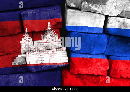 Konzept des Verhältnisses zwischen Kambodscha und Russland mit zwei bemalten Fahnen auf einer beschädigten Ziegelwand Stockfoto