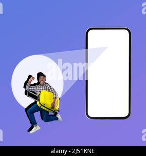 Schwarzer Tourist Mann In Der Nähe Von Big Smartphone Springen Auf Blauem Hintergrund Stockfoto