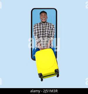 Afrikanischer Tourist Guy Im Smartphone-Bildschirm Mit Koffer, Blauer Hintergrund Stockfoto