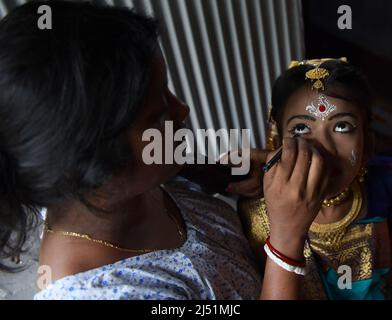 Volkskünstler lassen sich bei den Ritualen von Shiver Gajan, einem traditionellen hinduistischen Volksfest vor der Ernte am Stadtrand von Agartala, aufführen. Tripura, Indien. Stockfoto