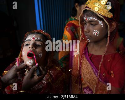 Volkskünstler lassen sich bei den Ritualen von Shiver Gajan, einem traditionellen hinduistischen Volksfest vor der Ernte am Stadtrand von Agartala, aufführen. Tripura, Indien. Stockfoto