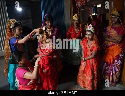 Volkskünstler lassen sich bei den Ritualen von Shiver Gajan, einem traditionellen hinduistischen Volksfest vor der Ernte am Stadtrand von Agartala, aufführen. Tripura, Indien. Stockfoto