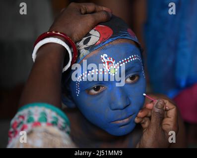 Volkskünstler lassen sich bei den Ritualen von Shiver Gajan, einem traditionellen hinduistischen Volksfest vor der Ernte am Stadtrand von Agartala, aufführen. Tripura, Indien. Stockfoto