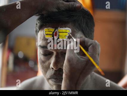 Volkskünstler lassen sich bei den Ritualen von Shiver Gajan, einem traditionellen hinduistischen Volksfest vor der Ernte am Stadtrand von Agartala, aufführen. Tripura, Indien. Stockfoto