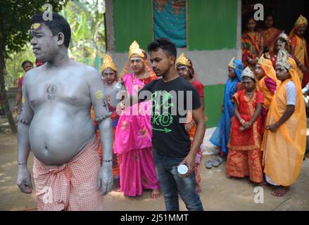 Volkskünstler lassen sich bei den Ritualen von Shiver Gajan, einem traditionellen hinduistischen Volksfest vor der Ernte am Stadtrand von Agartala, aufführen. Tripura, Indien. Stockfoto