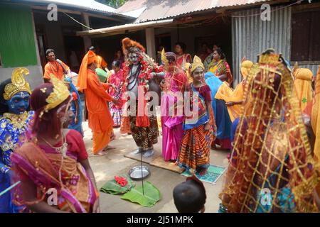 Volkskünstler, die bei den Ritualen von Shiver Gajan auftreten, einem traditionellen hinduistischen Volksfest vor der Ernte am Stadtrand von Agartala. Tripura, Indien. Stockfoto